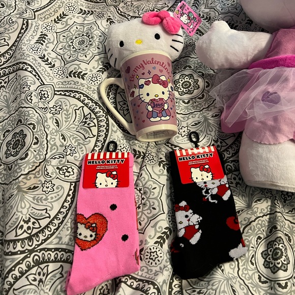Hello kitty Valentine’s Day greeter bundle - Picture 2 of 4